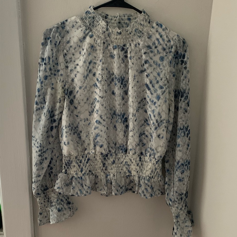 NWOT. High-neck women’s blouse. Size medium. Cropped to just above waist - Picture 5 of 6